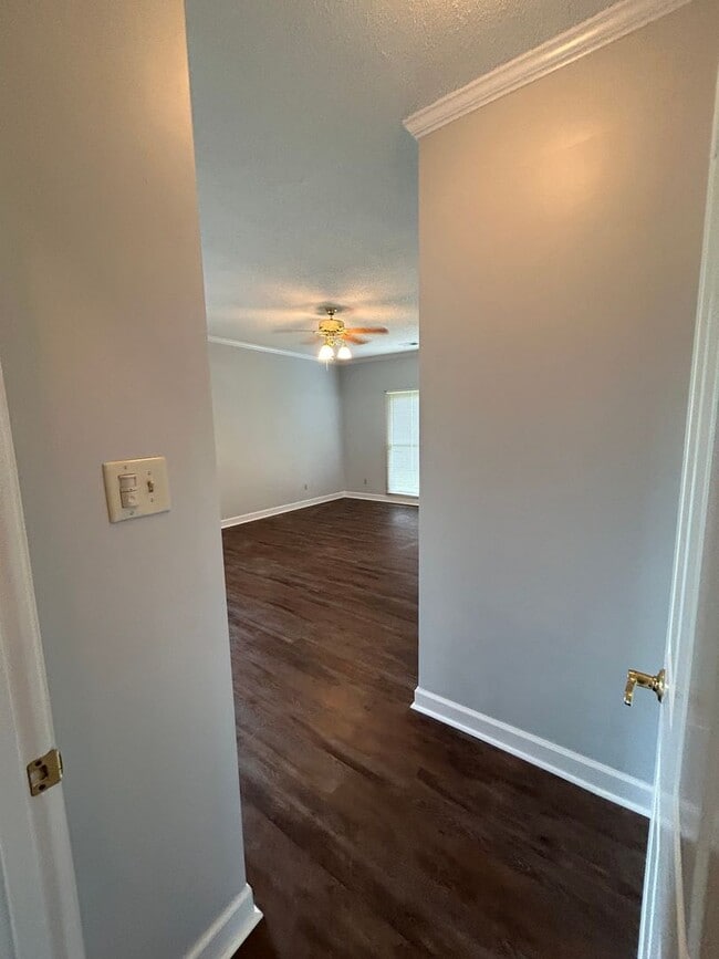 Building Photo - Desirable Oakland Home on Acreage. Owner W...