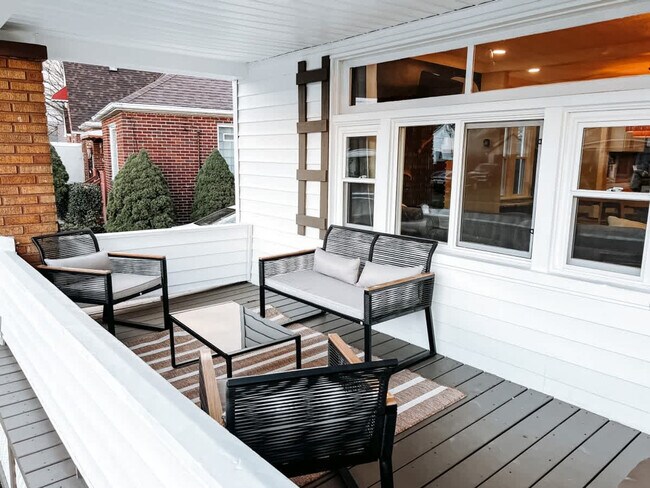 Building Photo - 3923 Victory Blvd