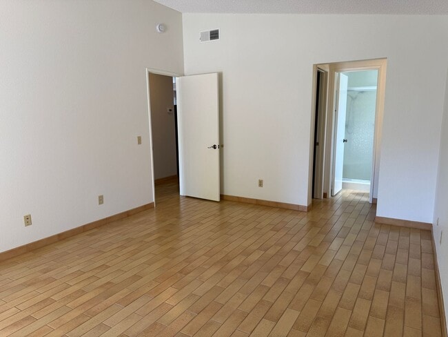 Building Photo - Charming 2-Bed, 2-Bath Duplex with Gardener's Backyard!