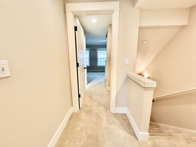 Building Photo - Luxury Townhome in Lake Oswego’s Coveted First Addition | Garage Included!