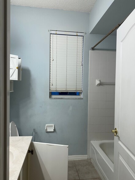 Building Photo - 4940 Bellthorn Dr