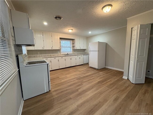 Building Photo - 3725 Sandra Dr