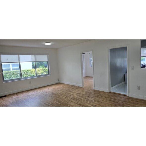 Building Photo - 3915 Ponce de Leon Blvd