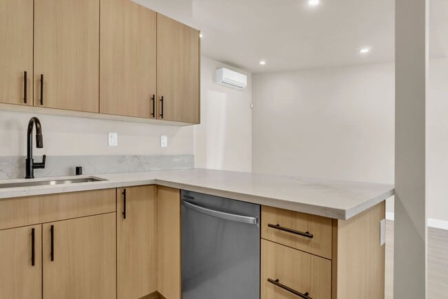 Building Photo - Newly remodeled 2 bed 1 bath with washer &...