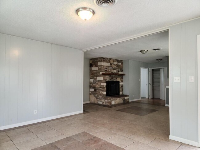 Building Photo - Amazing home on large property