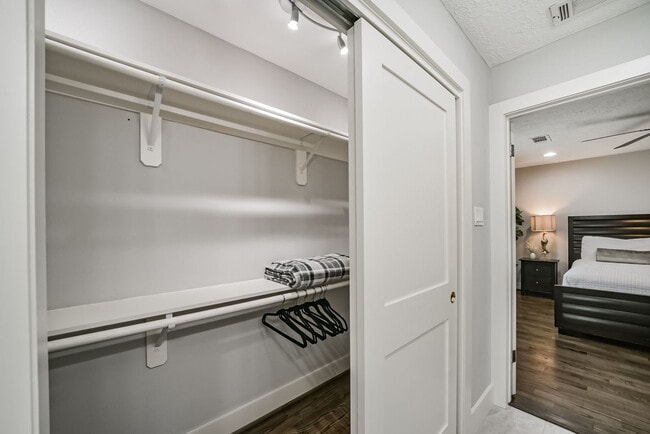 Building Photo - 5719 Viking Dr