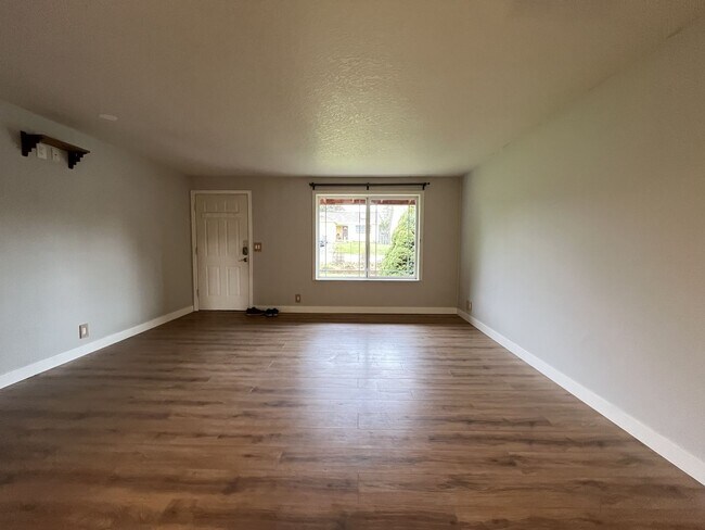 Building Photo - Beautifully Maintained Single-Level 3 Bedroom Home in North Plains Featuring Flexible Living Spac...