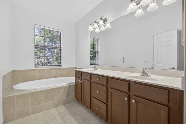 Building Photo - 10348 Wellington Parc Dr