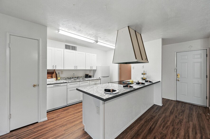 Building Photo - 7101 Christie Ln