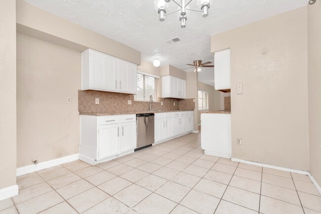 Building Photo - 13411 Splintered Oak Dr