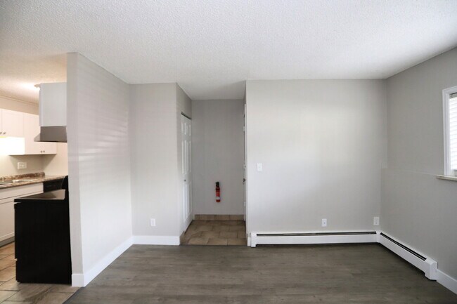 Building Photo - Updated & Clean 2BR Condo - Utilities Included - Laundry, Parking & Pool
