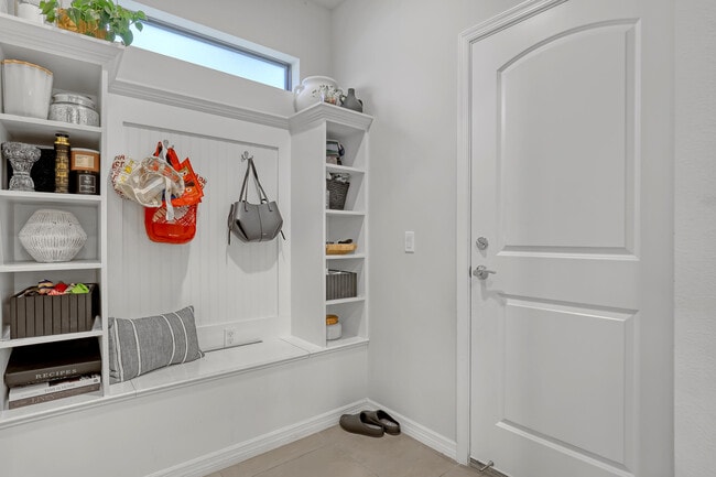 Building Photo - 4740 Chantilly Rd