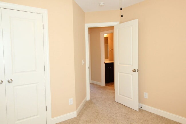 Building Photo - 120 Chandler Dr