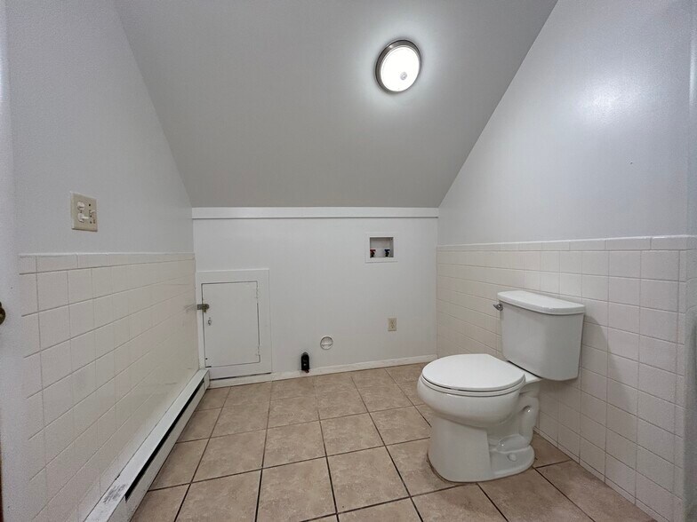 Bathroom p2 - 225 S Main Ave