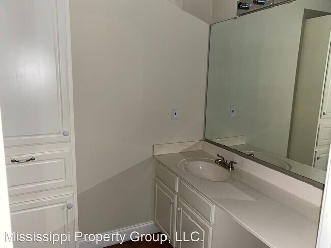 Building Photo - 3 br, 3 bath House - 2325 University Avenue