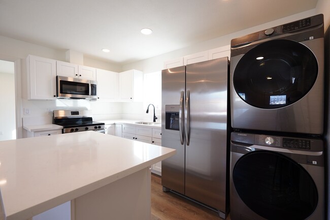 Building Photo - 1600 E Columbia Ave