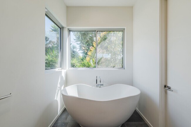 Building Photo - Stunning Custom Home in Del Rey