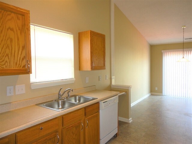 Building Photo - 1740 Brookview Dr