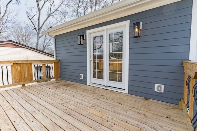 Building Photo - Renovated 3 bed/2 bath just minutes from Downtown!!