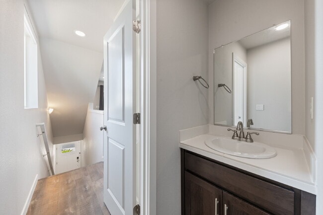 Building Photo - Charming 2-Bed with 2.5 Baths in Newberg