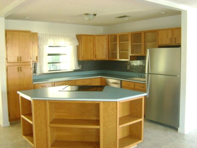 Building Photo - 8350 SE Sweet Bay Ave