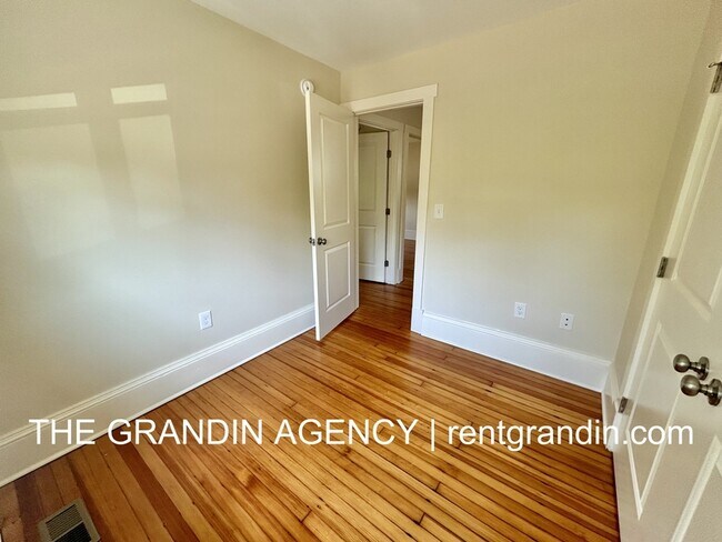 Building Photo - 1518 Wautauga St SW