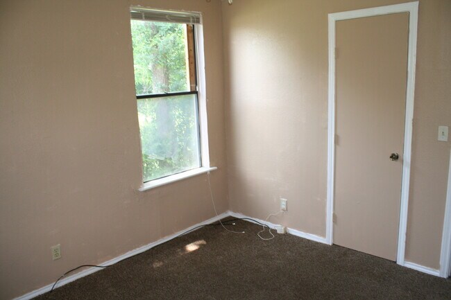 Building Photo - Coming Soon! 3 BED 1 BATH! Schedule a tour today!