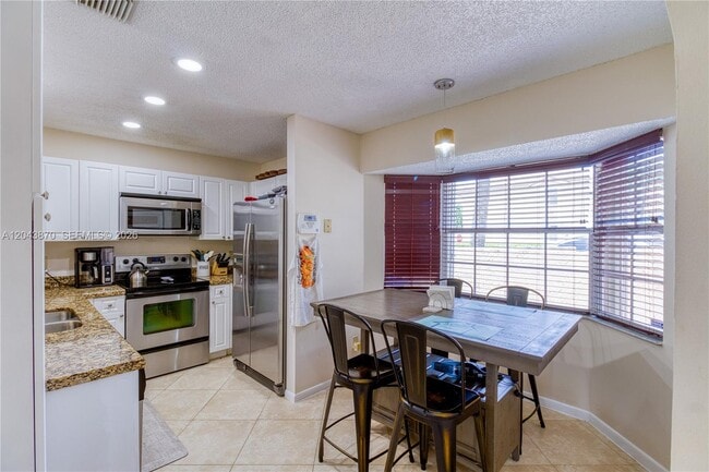 Building Photo - 11415 Lakeview Dr