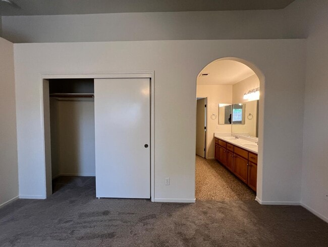Building Photo - 995 Vineyard Way