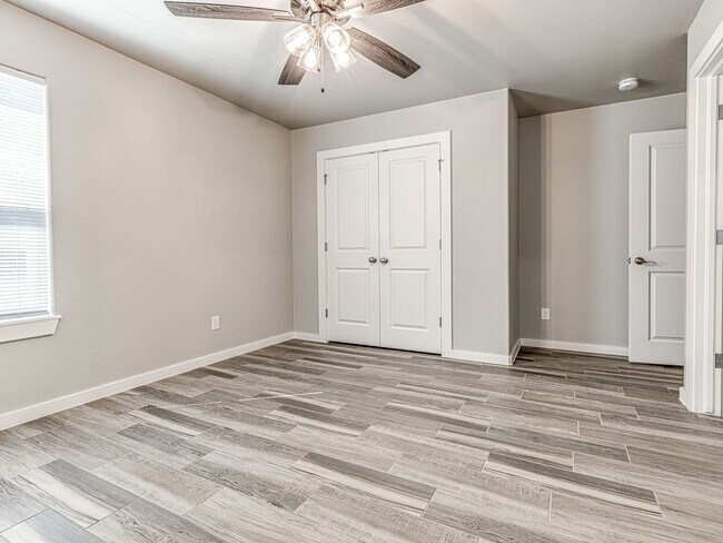 Building Photo - Newer home in the heart of OKC + 5 bedrooms + 5 bathrooms + 2 car garage