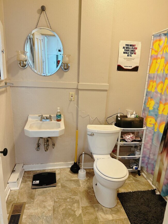 Building Photo - PRELEASE: 4bd/2ba next to Aslan Brewing Downtown