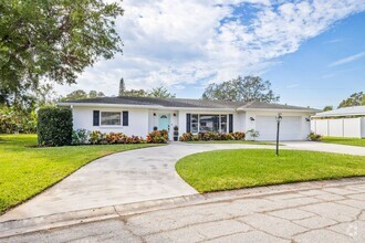 Building Photo - Freshly remodeled 3 bed/ 2 bath POOL home ...