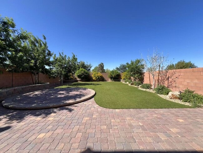 Building Photo - Unbelievable strip and mountain view House