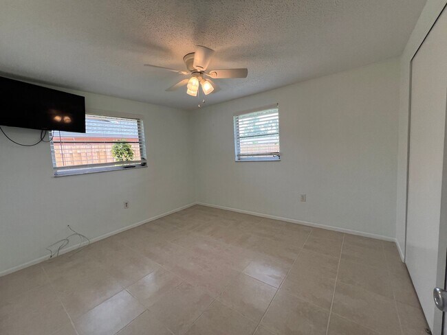 Building Photo - ** Annual ** 2 Bed / 2 Bath ** Single Fami...