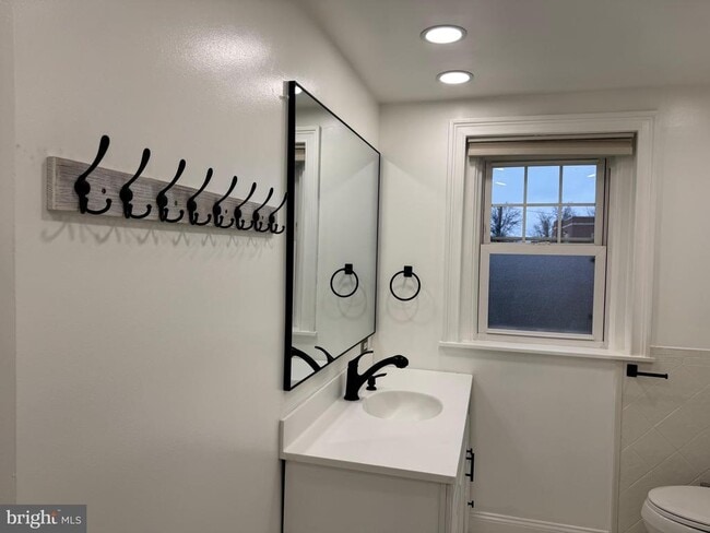 Building Photo - 725 W Mt Vernon St