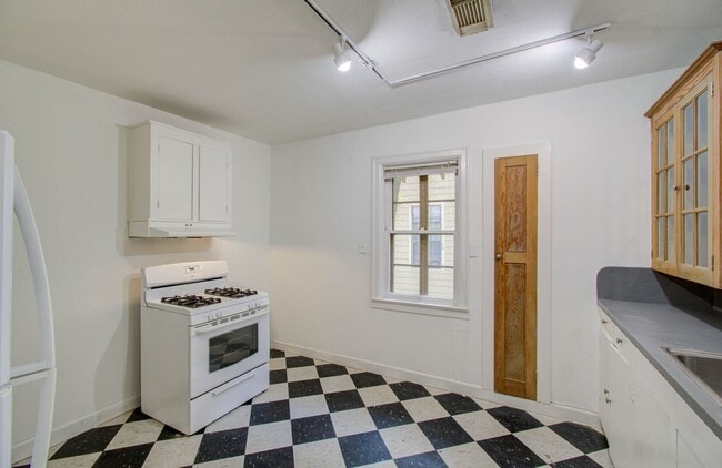 Building Photo - 1428 Wentworth St
