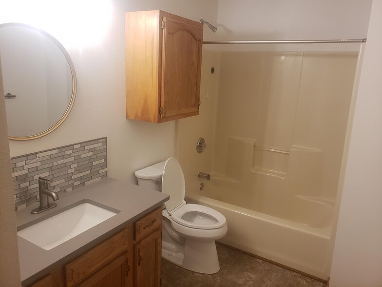 Guest Bath - 216 W Wade St