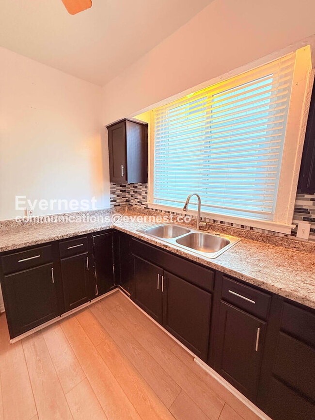 Building Photo - 4 Bed/2 Bath Home with Fenced Yard / Vouchers Accepted / Available Soon!