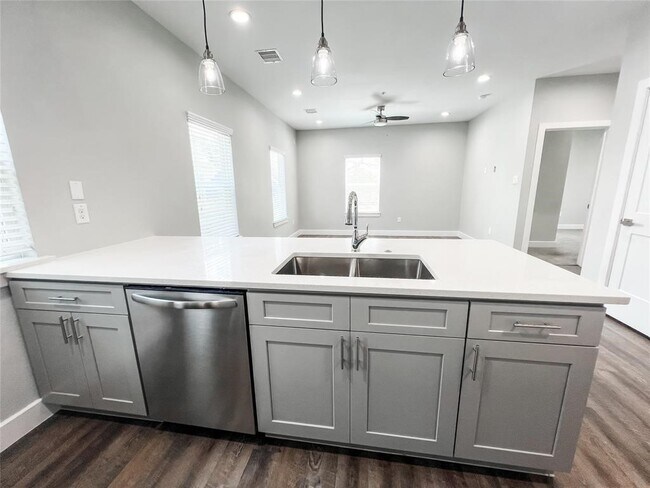 Building Photo - 144 W 5th St