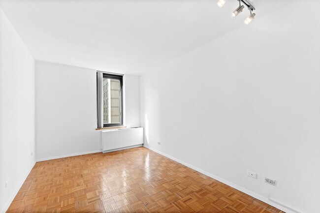 Building Photo - 15 W 61st St