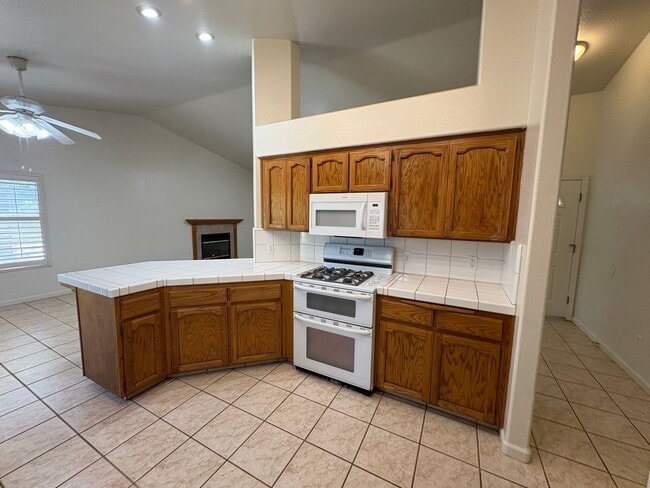 Building Photo - Gorgeous 4 Bedroom in NW Visalia!