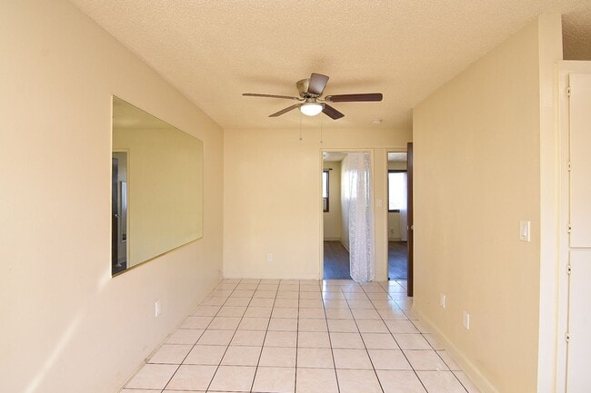 Building Photo - 2 Bed / 1 Bath Apartment in Salt Lake – Great Location!