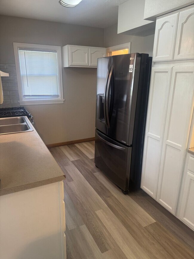 Building Photo - 5-Bedroom, 2-Bath Rental Home in Urbandale...