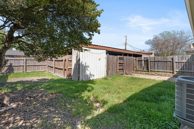 Building Photo - 15839 El Estado Dr