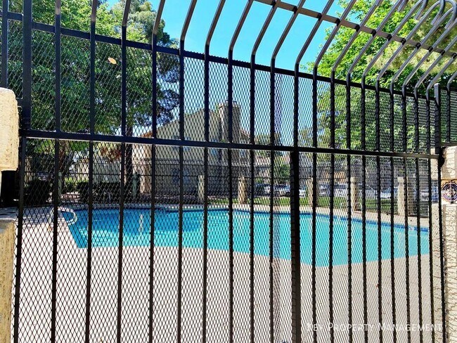 Building Photo - 2705 Jennydiane Dr