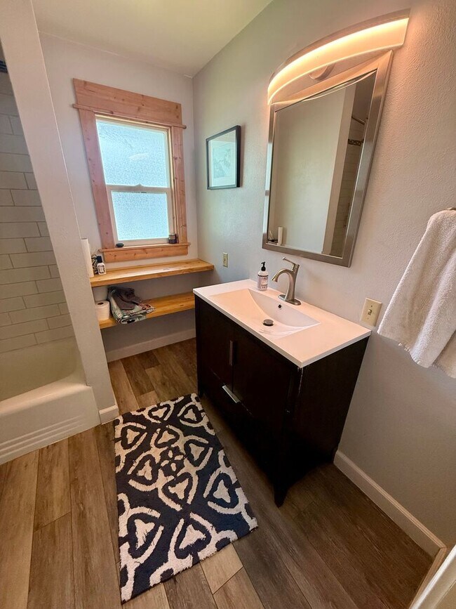 Building Photo - Stunning 3 Bed / 2 Bath Home on 10th Street!