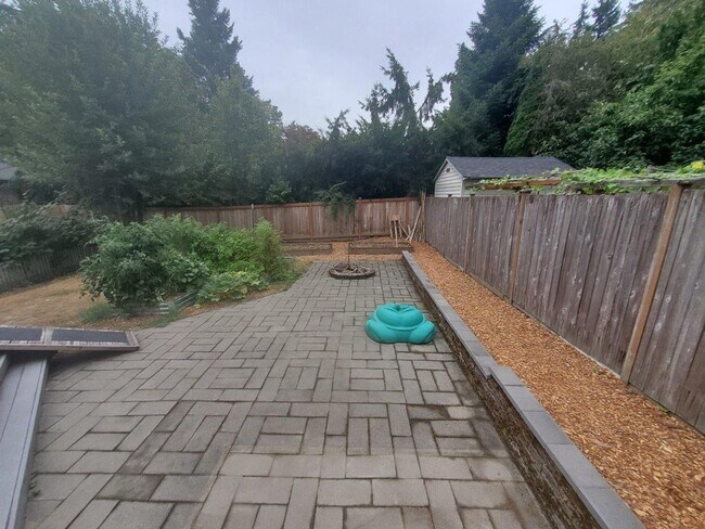 Building Photo - 4 bed, 2.5 bath, 2 car garage on spacious ...