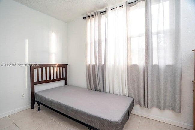 Building Photo - 606 W 81st St