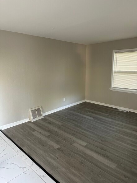 Building Photo - 10185 Winkler Dr