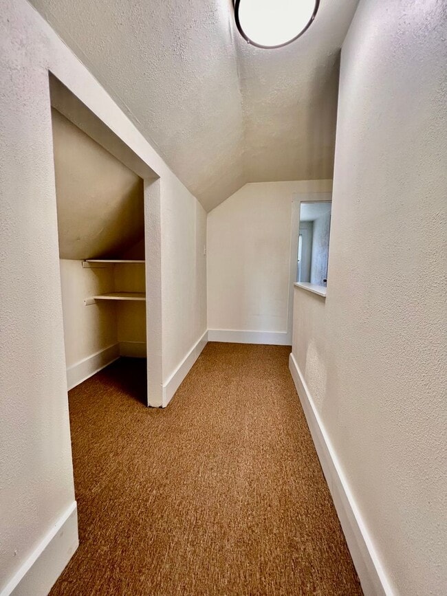 Building Photo - Spacious 1BR apartment with office/ 2nd bedroom.